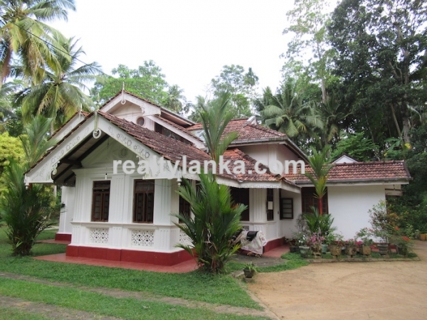 Well Maintained Colonial House Near Mirissa